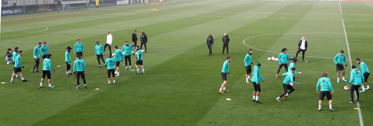 Zinedine Zidane y el resto de cuerpo técnico observan a los jugadores del Real Madrid durante la práctica de hoy.  (Foto Prensa Libre: EFE)