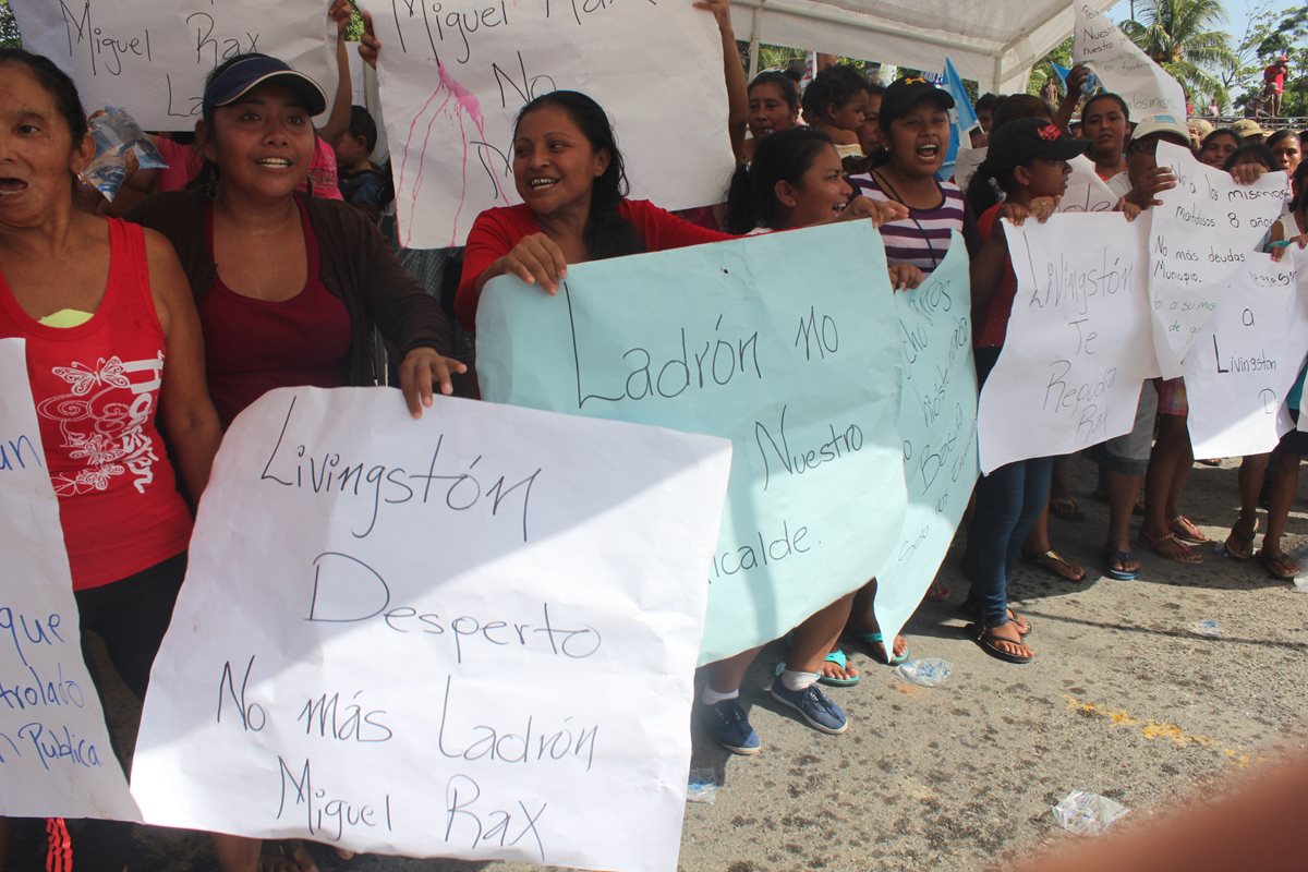 Vecinos de Livingston se oponen a los resultados de la elección de alcalde. (Foto Prensa Libre: Edwin Perdomo)