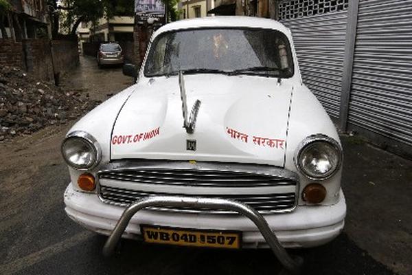 La fábrica de automóviles más antigua de la India suspendió abruptamente la producción sedán Ambassador, que tiene una historia de casi siete décadas como el auto del ciudadano elite. (Foto Prensa Libre: AP)