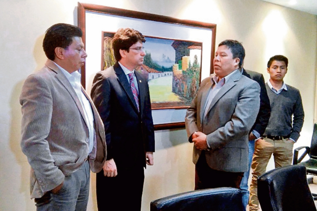 Empresarios exponen al ministro de Economía (al centro) sobre crisis del sector textil. (Foto Prensa Libre: Guillermo Ramírez)