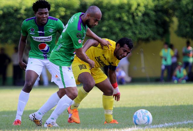 Víctor Solalinde, de Guastatoya, disputa el balón con Freddy Thompson, de Antigua. (Prensa Libre: Norvin Mendoza)