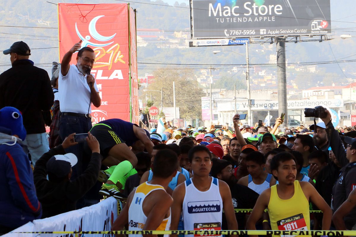 El alcalde Luis Grijalva intenta hablar ante los maratonistas. (Foto Prensa Libre: Carlos Ventura)