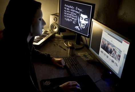 Foto de archivo muestra un miembro enmascarado del grupo de hackers Anonymous. (AFP).
