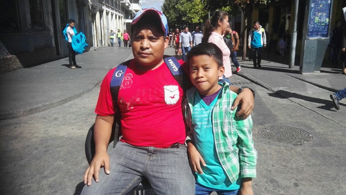 Valentín Cahuec junto a su sobrino Antony Méndez viajaron desde Baja Verapaz y esperan mayor seguridad para el 2018. (Foto Prensa Libre: Fernando Magzul)