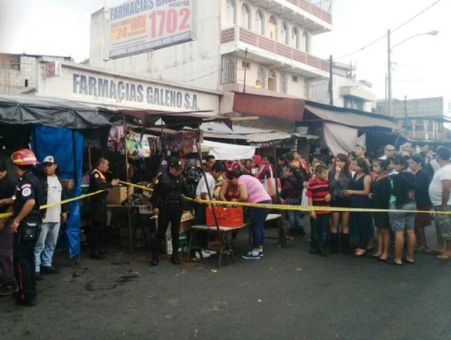 El incidente fue en el mercado de la colonia El Milagro, en presencia de vecinos que realizaban compras. (Foto Prensa Libre: Bomberos de Mixco)