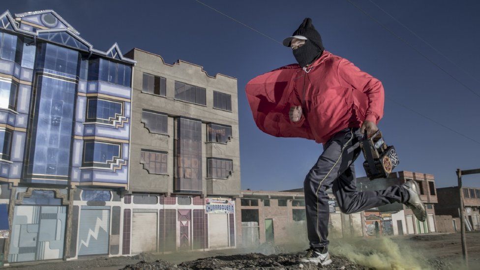 ¿Por qué en Bolivia los limpiabotas se tapan la cara con pasamontañas?