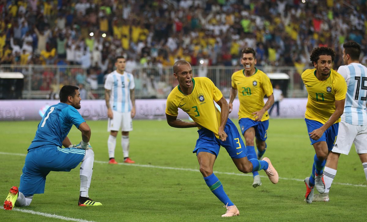 Miranda celebra después de anotar el gol de la victoria de Brasil frente a Argentina. (Foto Prensa Libre: AFP)