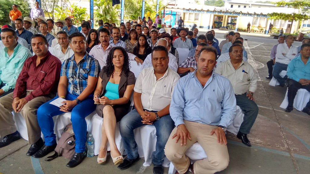 Reunión en la que los ganadores de las alcaldías de Santa Rosa recibieron su credencial. (Foto Prensa Libre: Oswaldo Cardona)
