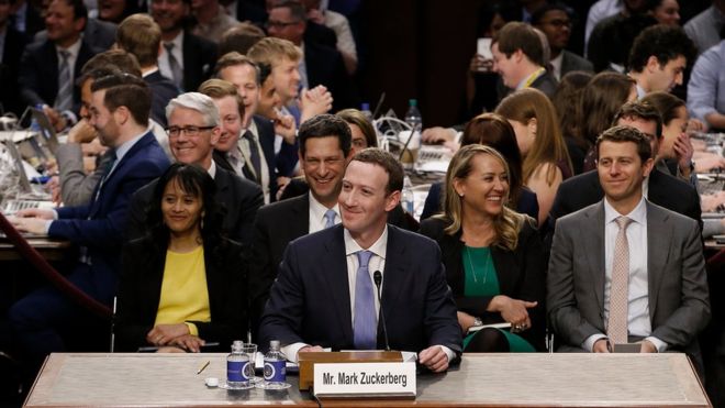 Aunque comenzó un poco nervioso, Zuckerberg se relajó tras las primeras preguntas de los senadores. (Foto Prensa Libre:GETTY IMAGES)