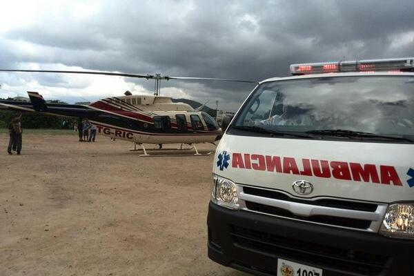 Socorristas llegaron al lugar donde aterrizó la aeronave. (Foto Prensa Libre: Bomberos Voluntarios)<br _mce_bogus="1"/>