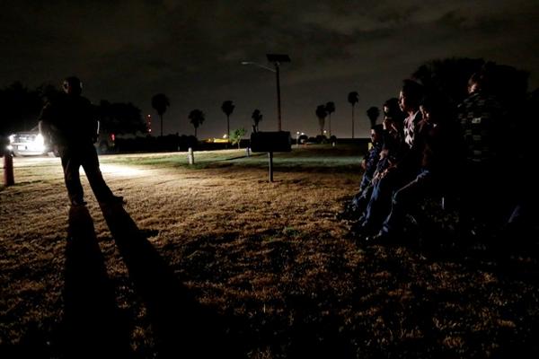 Un grupo de migrantes centroamericanos detenidos en Granjeno, Texas. (Foto Prensa Libre: AP)