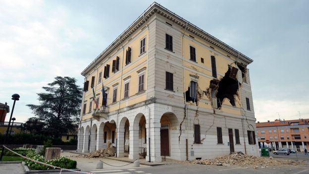 Un edificio moderno visiblemente afectado tras un terremoto en el norte de Italia. GETTY IMAGES