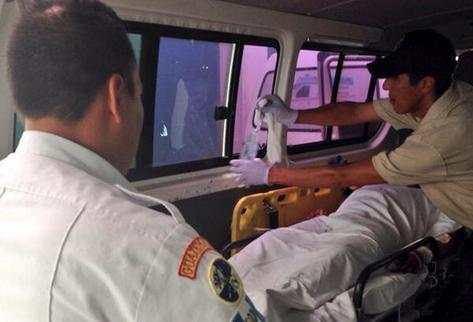 Uno de los heridos fue remitido a la capital, debido a la gravedad de las heridas. (Foto Prensa Libre: CBV)