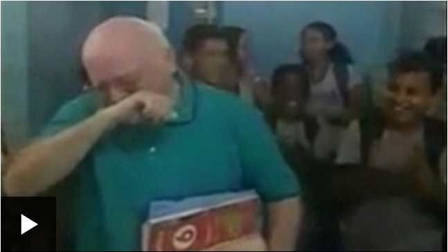 Video sobre jubilación de maestro brasileño se volvió viral. BBC MUNDO