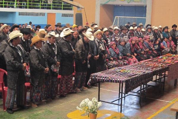 Alcaldes comunitarios y corporación municipal indígena en la ciudad de  Sololá hacen cambios de vara edil cada dos años.