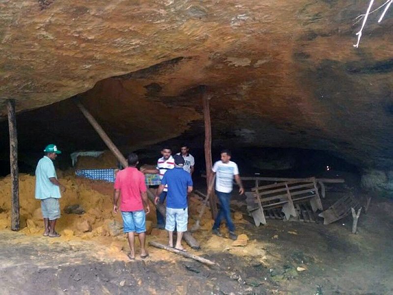 Voluntarios trabajan en el lugar tras el derrumbe de la gruta conocida como Casa de Piedra. (Foto Prensa Libre: EFE).
