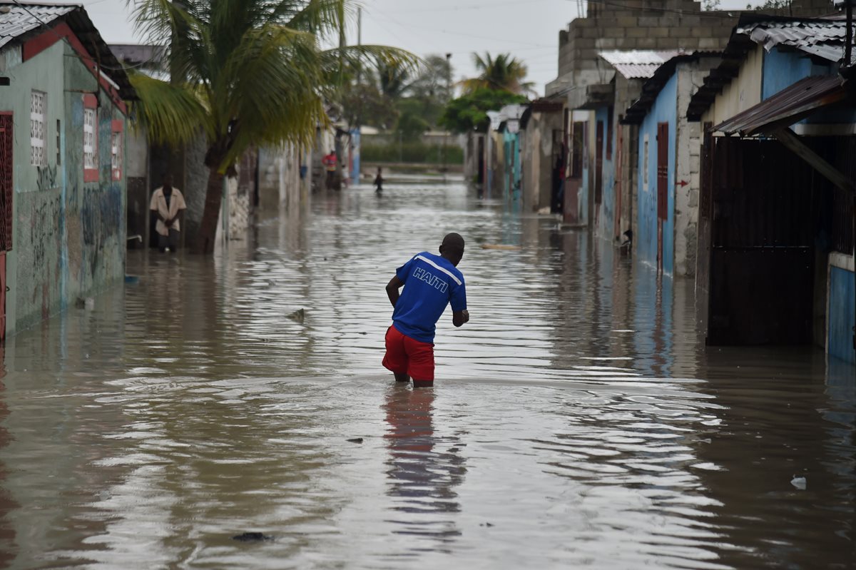 Parte de Haití queda con daños por las inundaciones causadas por el huracán "Matthew". (Foto Prensa Libre: AFP)