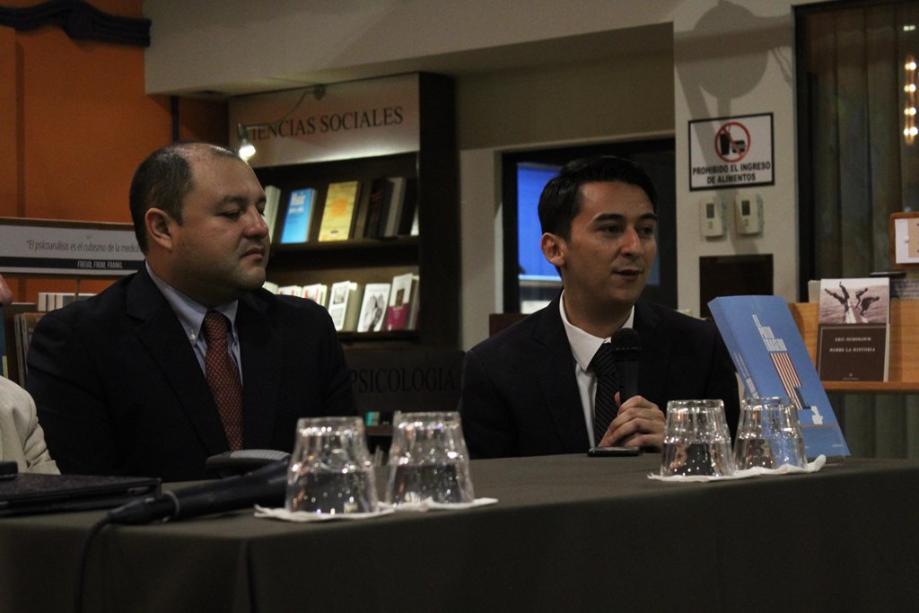 Antonio Barrios y José Carlos Móvil son los autores del libro "El patio trasero". (Foto Prensa Libre: José Andres Ochoa)