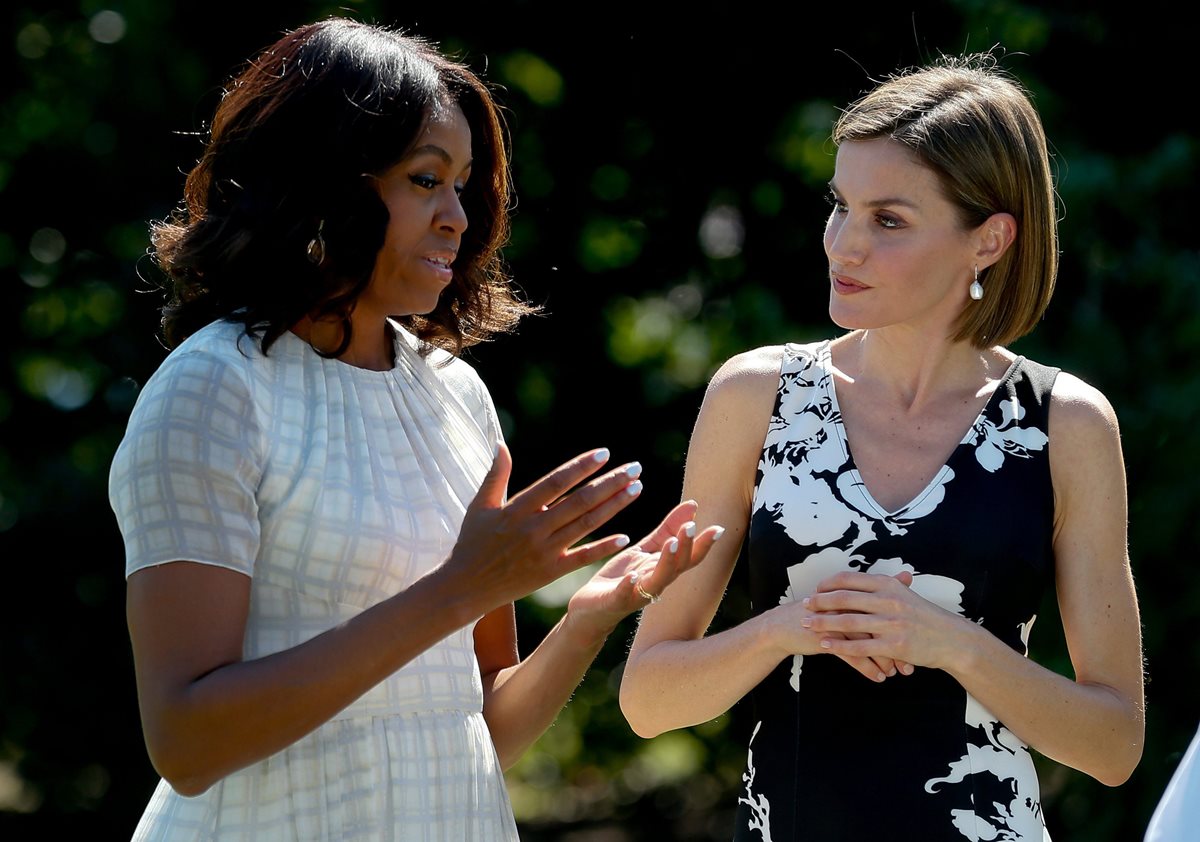 El paseo por el huerto ecológico de la Casa Blanca se inundo de glamur con la presencia de Michelle Obama y la reina Letizia de España. (Foto Prensa Libre: EFE).