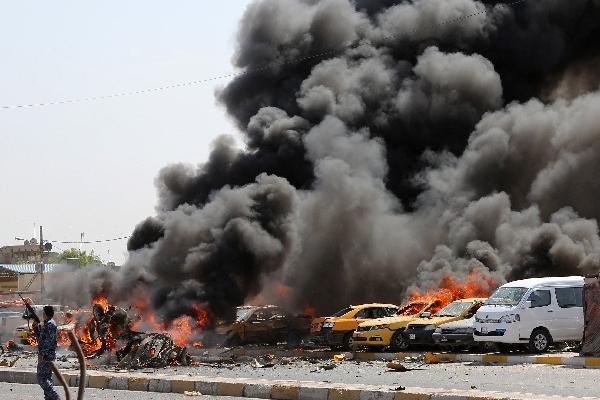 Una ola de atentados con carros bomba en zonas principalmente chiíes de Bagdad deja varios muertos. (Foto Prensa Libre: AP).<strong></strong>