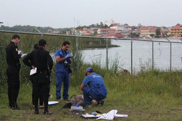 Investigadores trabajan en el lugar donde murió ahogado Jaime Iván Girón, en San Benito. (Foto Prensa Libre: Rigoberto Escobar)
