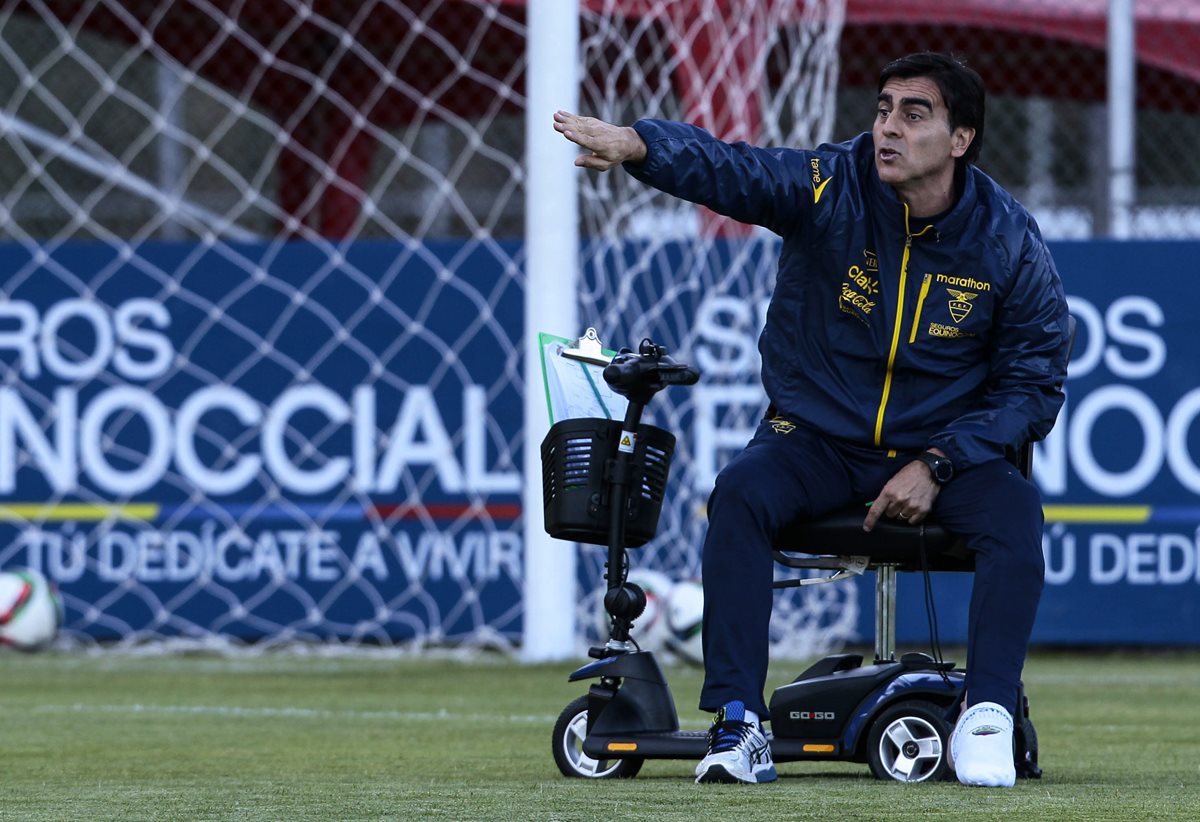 El entrenador de la selección de fútbol de Ecuador, Gustavo Quinteros, dirigió ayer el último entreno antes de partir a Argentina. (Foto Prensa Libre: EFE)