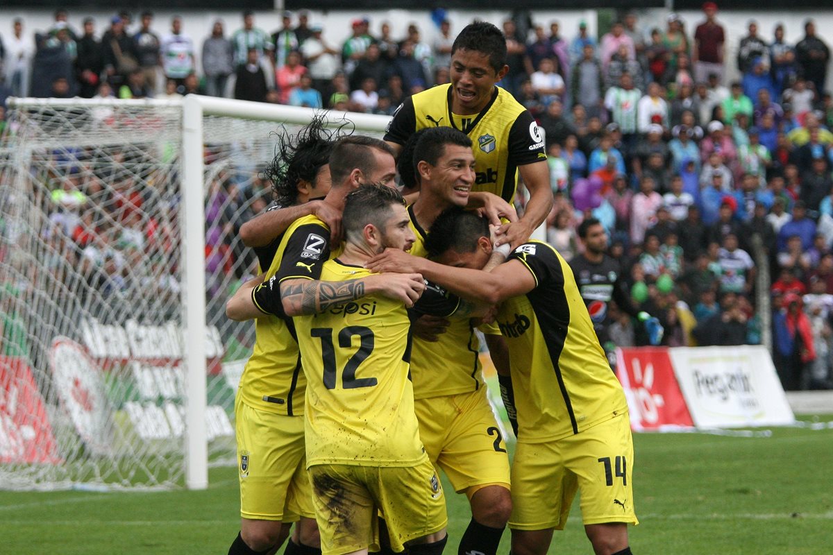 Los jugadores de Comunicaciones festejan luego de la anotación de Joel Benítez. (Foto Prensa Libre: Jesús Cuque)