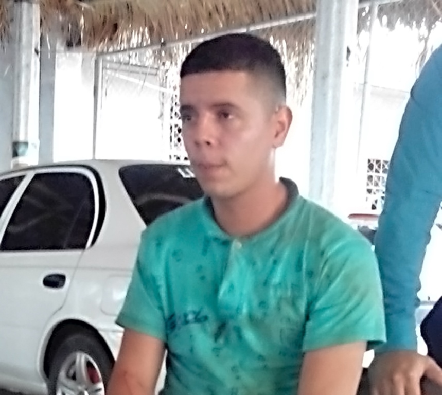 Alex Armando Guerra Morales, quien fue detenido por hacer disparos al aire en Puerto Barrios, le aparecen dos órdenes de captura, una por asesinato. (Foto Prensa Libre: Dony Stewart)