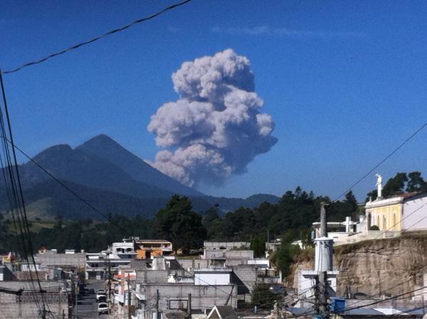 Columnas de ceniza lanzadas por el volcán Santiaguito se divisan a varios kilómetros. (Foto Prensa Libre: Conred)