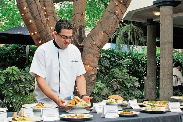 Chef Javier Aguilar lideró el grupo que desarrolló el menú típico. (Foto Prensa Libre)