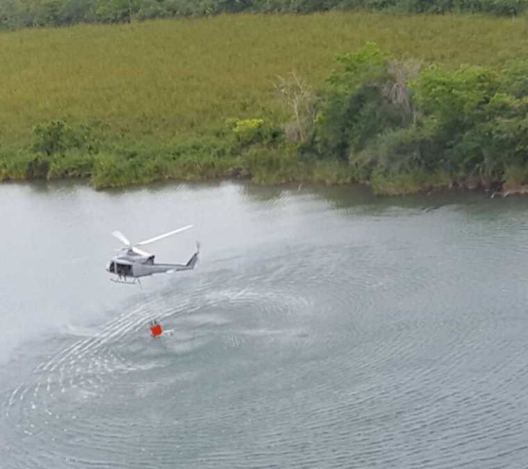 Labor que realiza el helicóptero hondureño para controlar incendios en Petén (Foto Prensa Libre: EFE)