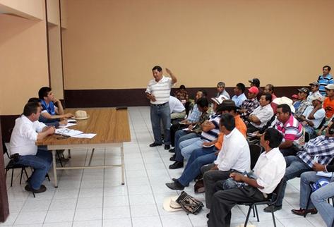 El líder comunitario Luis Marroquín expone sobre corte de electricidad en San Pedro Pinula, Jalapa. (Foto Prensa Libre: Hugo Oliva)