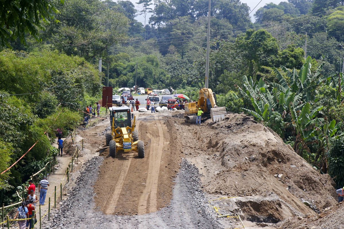 Trabajadores de Covial utilizan maquinaria para habilitar un carril en el kilómetro 188 de la ruta entre Retalhuleu y Quetzaltenango.(Foto Prensa Libre: Rolando Miranda)