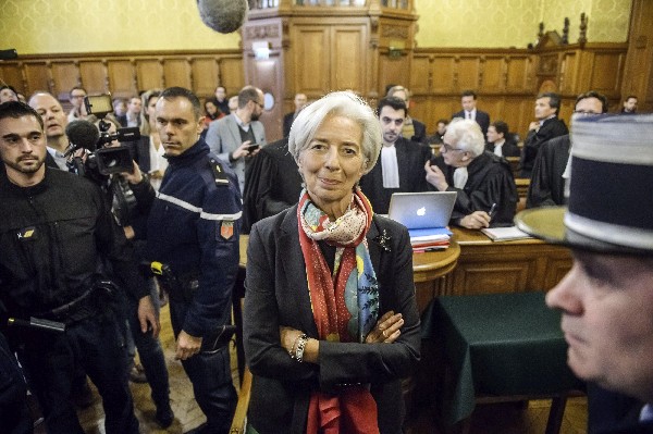Christine Lagarde, (c) aparece en la Corte de Justicia de la República, en París, Francia. (Foto Prensa Libre: EFE)