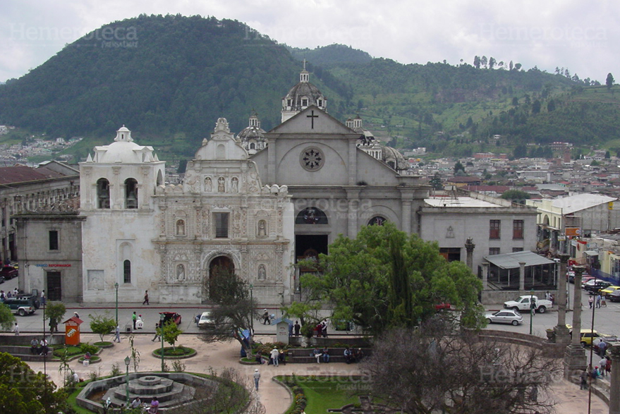 Fachada antigua y Catedral de Quetzaltenango. (Foto: Hemeroteca PL)