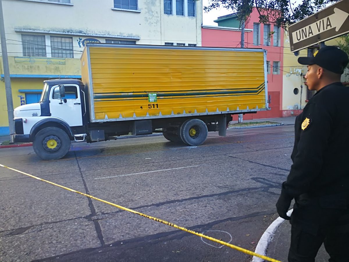 Los trabajadores del camión recolector de desechos se dirigían a iniciar sus labores cuando fueron atacados. (Foto Prensa Libre: Estuardo Paredes)