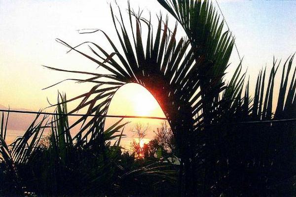 Un amanecer captado en San Pedro La Laguna, Sololá. (Foto Prensa Libre: Dankward Bauer)