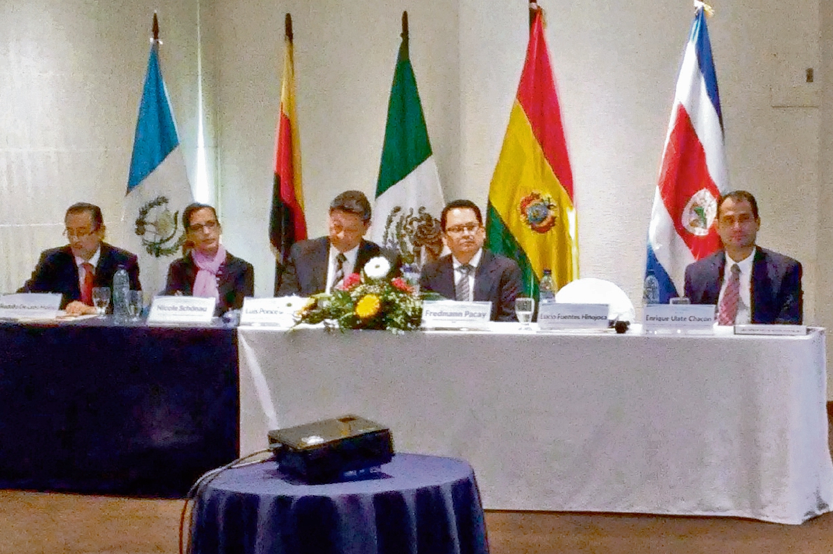 Conferencistas invitados, junto a directivos de la GIZ y funcionarios de la Secretaria de Asuntos Agrarios, participaron ayer en el foro. (Foto Prensa Libre: Natiana Gándara)