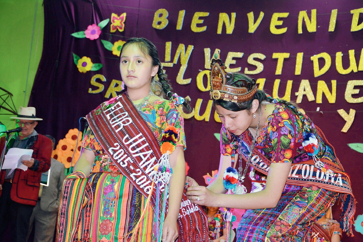 La Flor Juanera saliente María Ciriaca García impone la banda a Mariela Francisca Chavajay (Foto Prensa Libre: Édgar Sáenz)