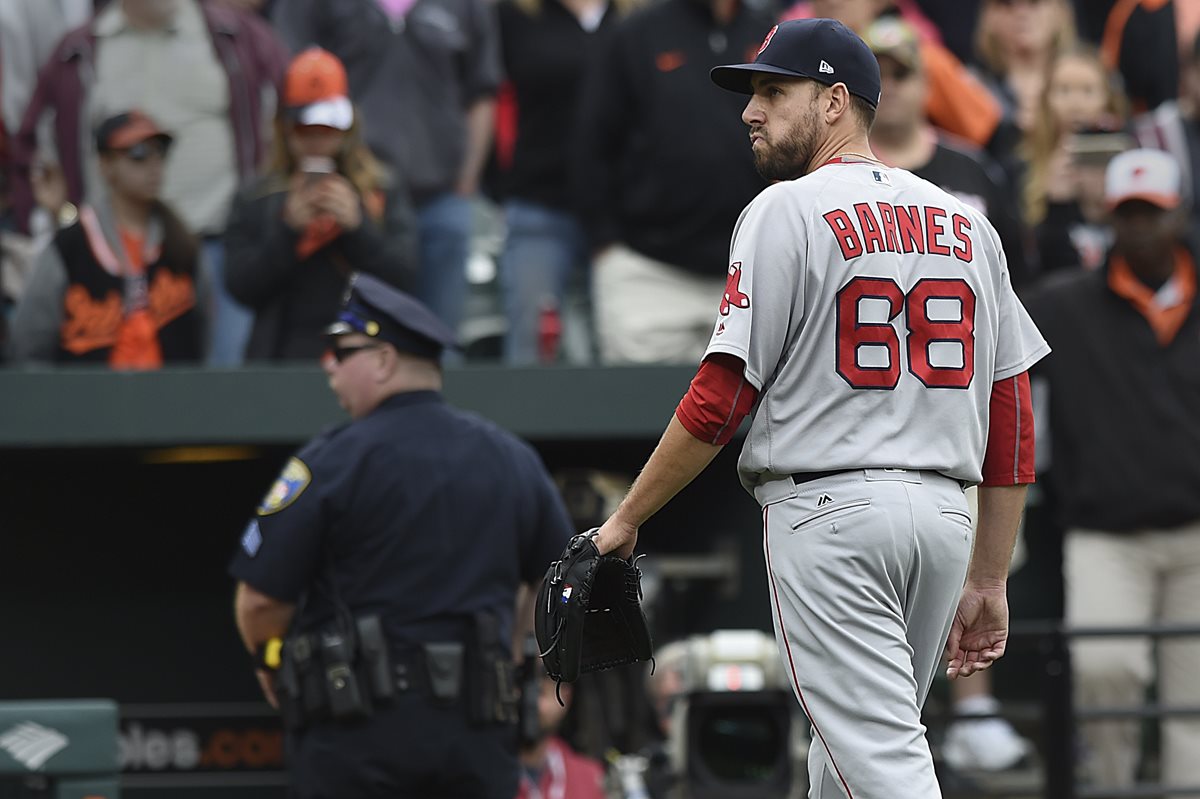 Matt Barnes, pitcher de los Medias Rojas de Boston, fue suspendido cuatro juegos por lanzar una recta a la cabeza de Manny Machado, astro de los Orioles de Baltimore. (Foto Prensa Libre: AP)