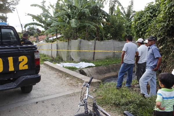 Vecinos   observan  cadáver de Mazariegos.
