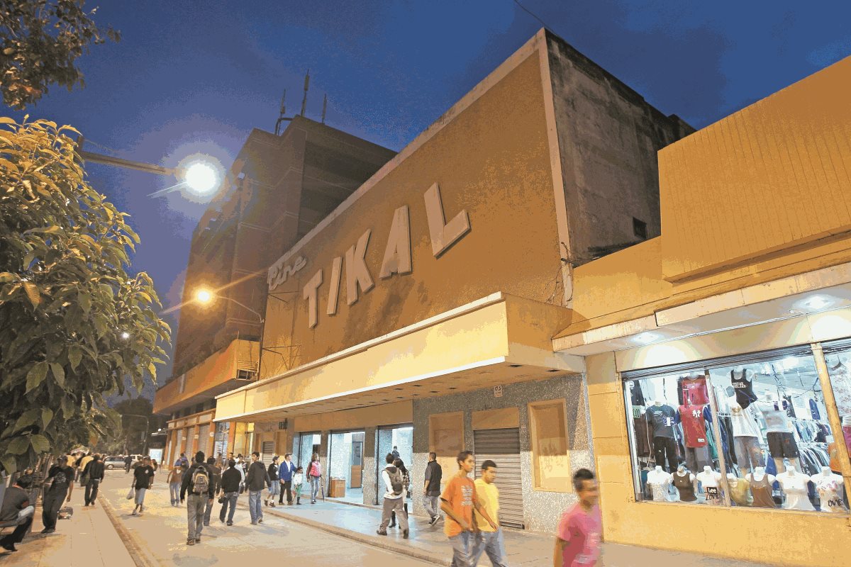 En las instalaciones donde funcionó el cine Tikal, en el Paseo de la Sexta y que tuvo su auge en los años de 1970, ahora funciona una venta de ropa. (Foto Prensa Libre: Hemeroteca PL)