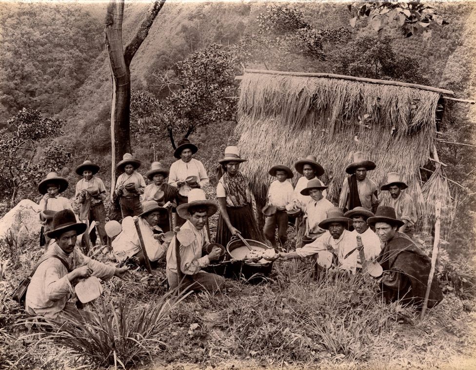 Peones almorzando en el departamento de Cundinamarca, centro del país (circa 1890). Autor anónimo. ASOCIACION BOURGAREL