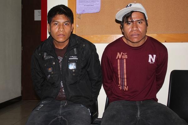 Jesús Mateo Mateo, de 23 años, y su hermano, Casimiro Mateo Mateo de 19, fueron capturados por las fuerzas de seguiridad en San Mateo Ixtatán. (Foto Prensa Libre: Mike Castillo)