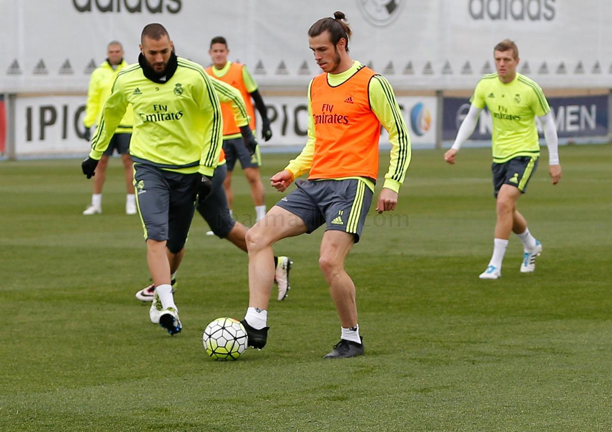 Karim Benzema y Gareth Bale durante el entrenamiento de este jueves en la Ciudad Deportiva del Real Madrid. (Foto Prensa Libre: cortesía Real Madrid)