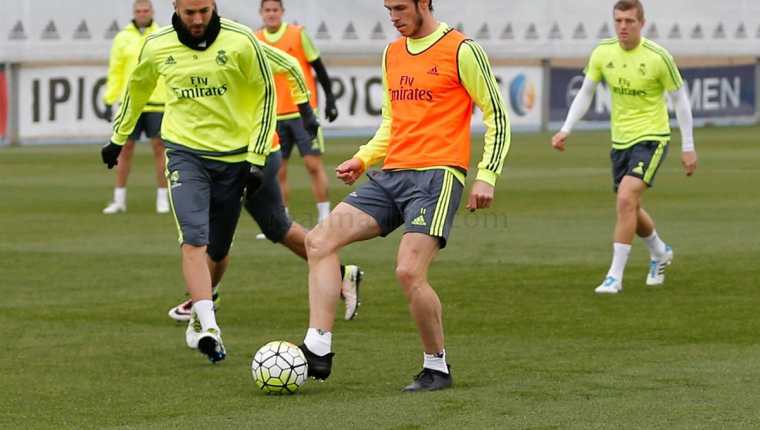 Karim Benzema y Gareth Bale durante el entrenamiento de este jueves en la Ciudad Deportiva del Real Madrid. (Foto Prensa Libre: Real Madrid).