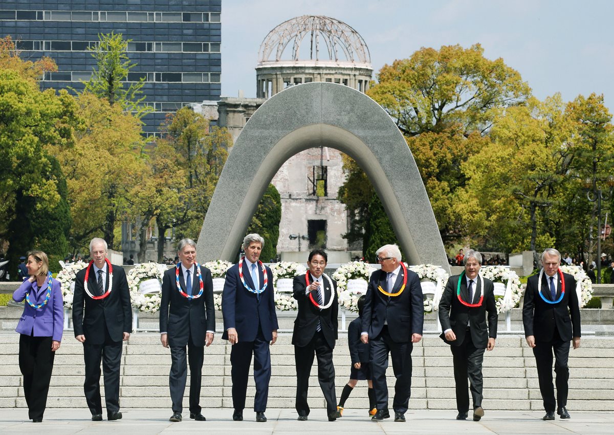 Kerry (cuarto de izq. a der.) junto a otros altos funcionarios en el parque conmemorativo de la paz de Hiroshima, Japón. (Foto Prensa Libre: AP).