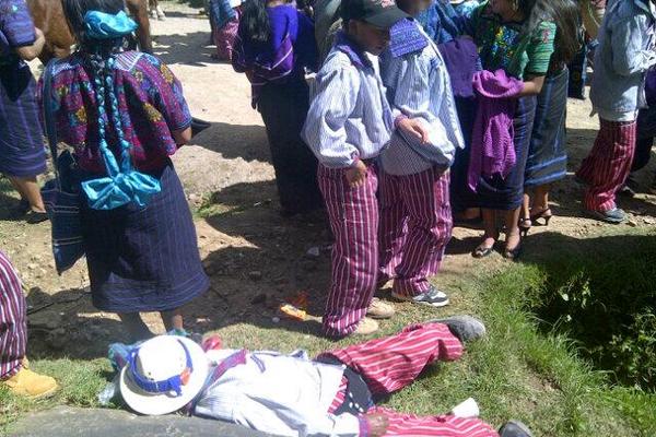 Algunos jinetes se agotan por el alcohol y la carrera, en Todos Santos Cuchumatán, Huehuetenango. (Foto Prensa Libre: Mike Castillo)<br _mce_bogus="1"/>