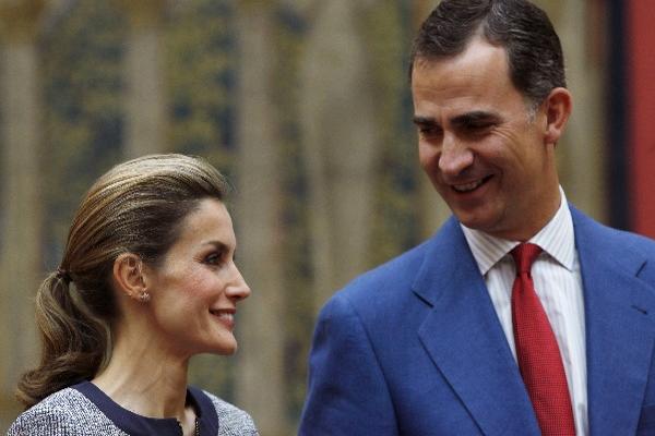 Los Reyes Felipe y Letizia, durante la audiencia en la que han recibido en el Palacio de El Pardo. (Foto Prensa Libre/EFE)