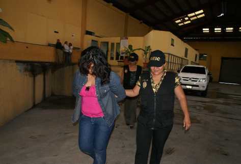 Agentes de la DEIC detienen a Alma Lucrecia Hernández Preciado, señalada de tráfico de drogas.